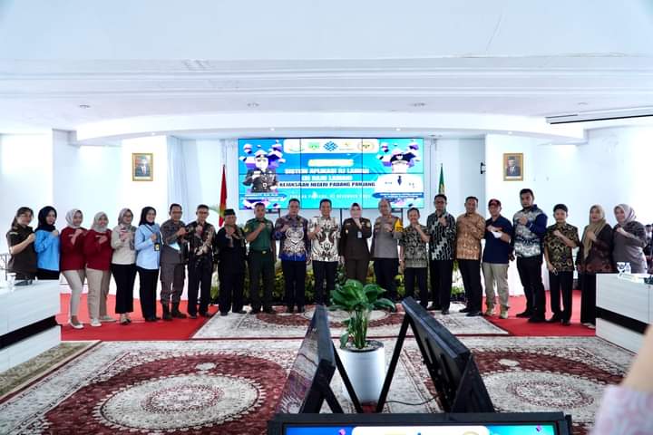 Usai peluncuran program Si Rajo Labiah, jajaran Kejari poto bareng, Kamis (7/12/2023) di lantai. III kantor Balai Kota Padang Panjang.